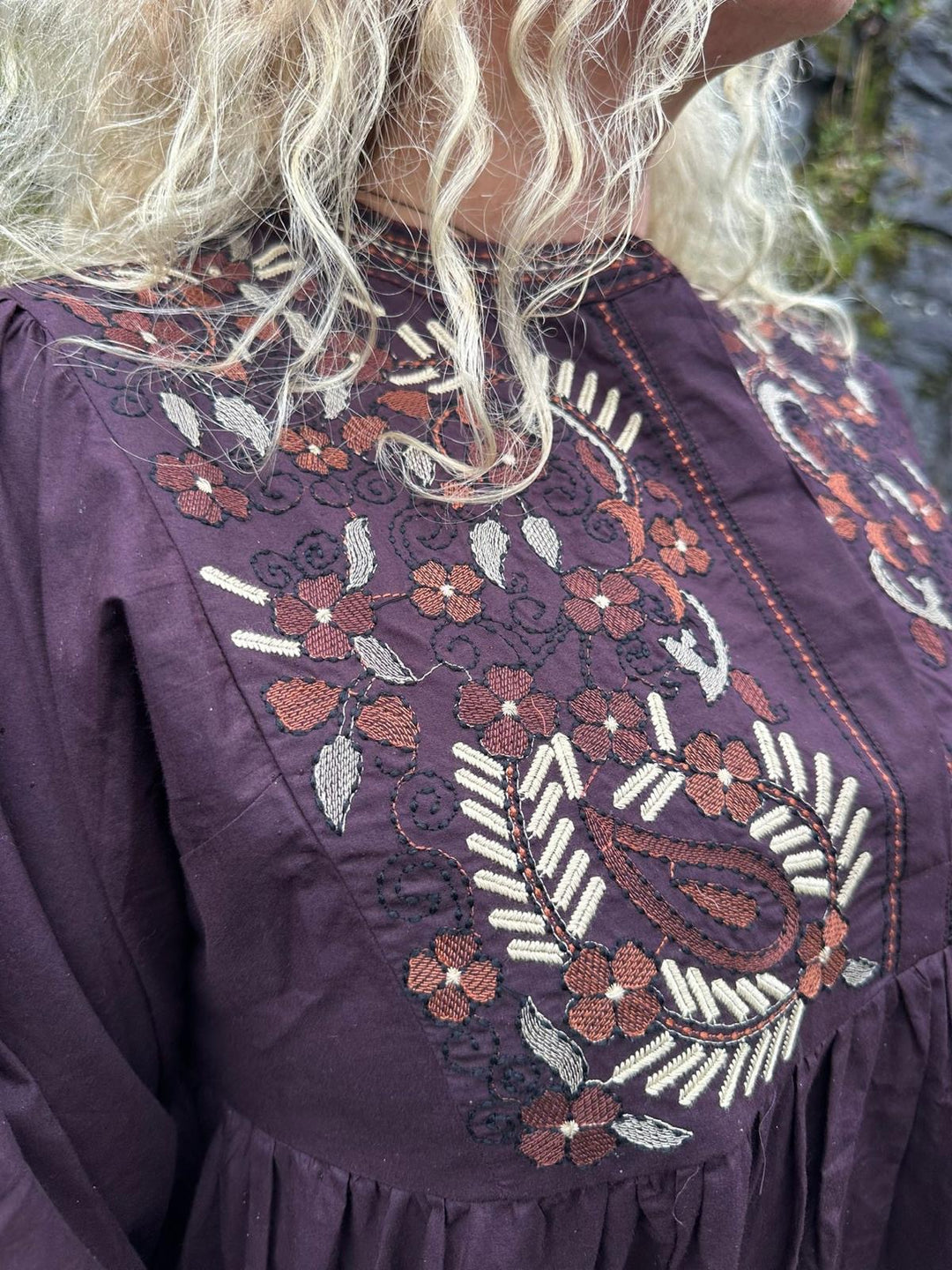 Vanessa kjole med broderier mørk brun