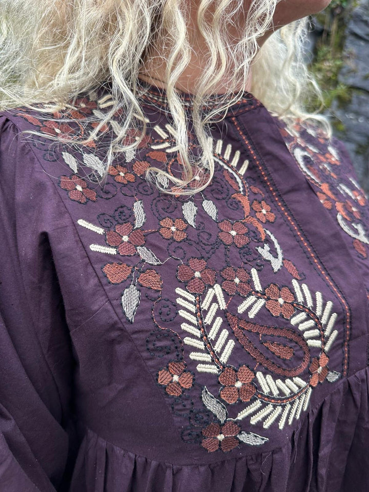 Vanessa kjole med broderier mørk brun