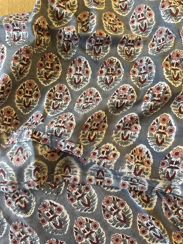 Blokktrykket stoff i metervare 10 meter lengde steel grey