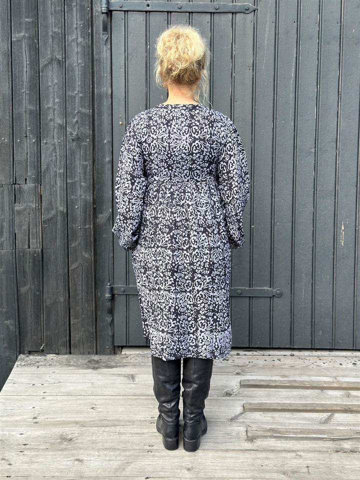 Amora kjole grå & sort mønstret