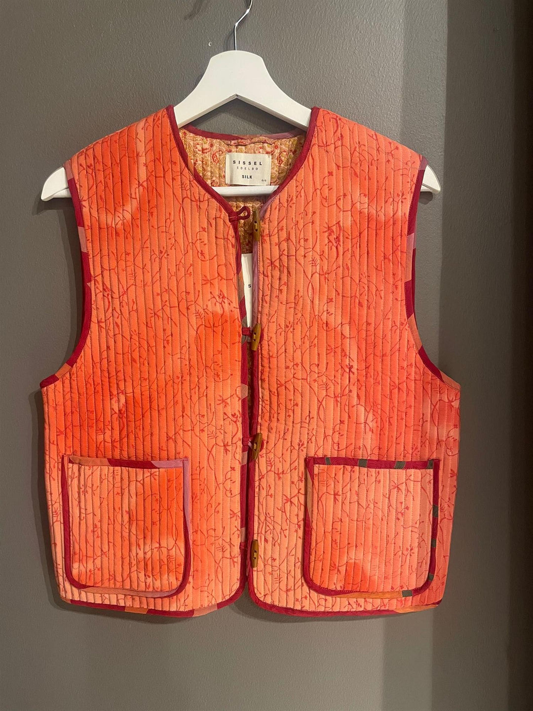 Amalie quiltet vest coral