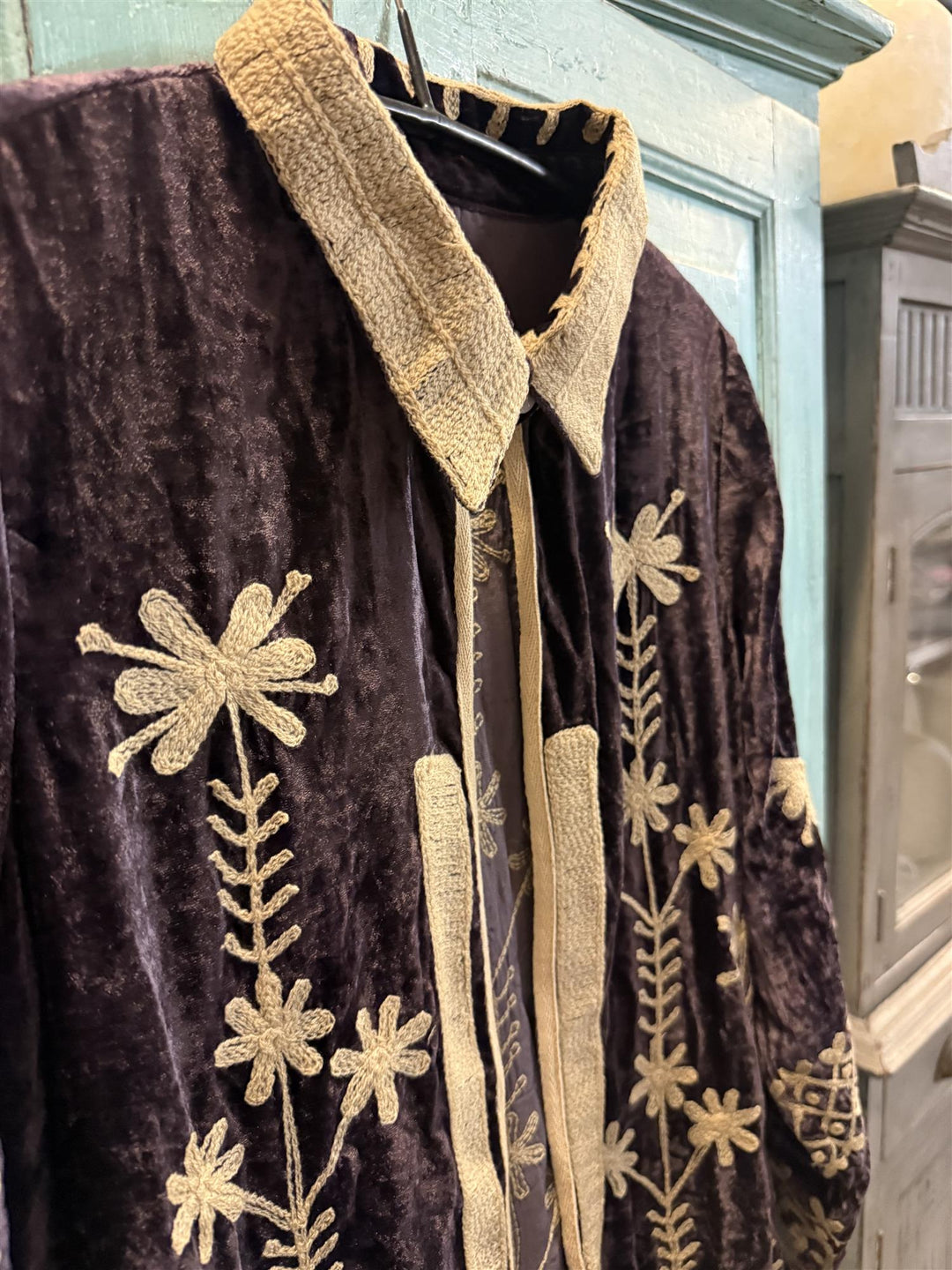Velvet lang jakke med broderier lilla