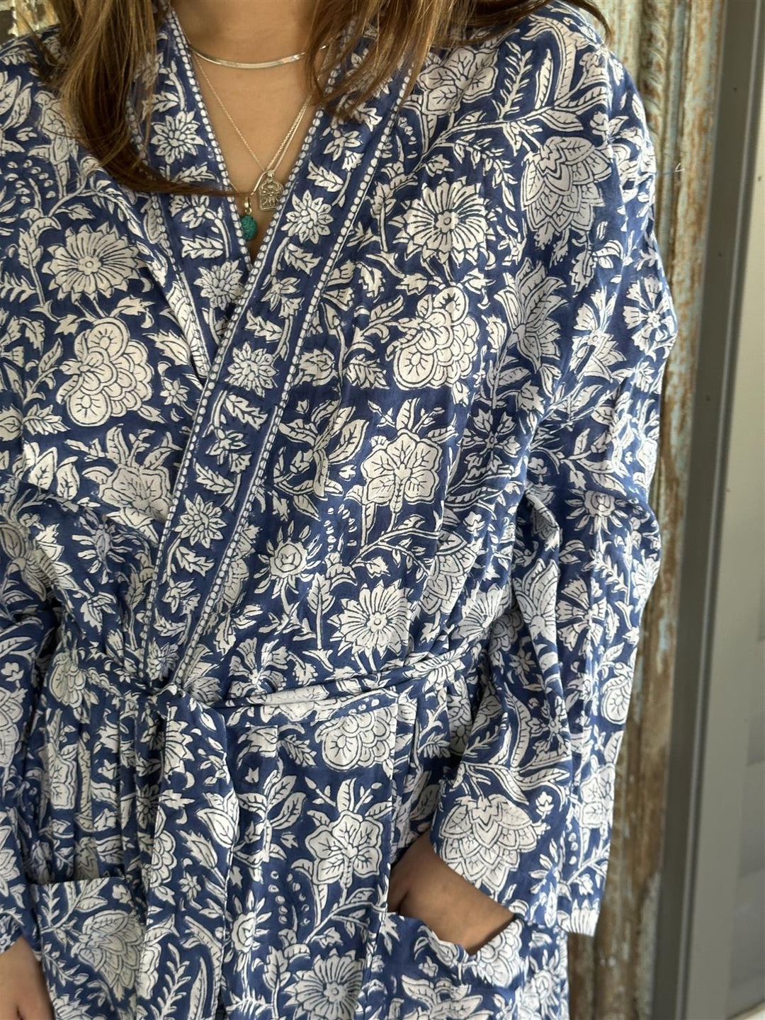 Kimono med belte blokktrykket navy/hvit